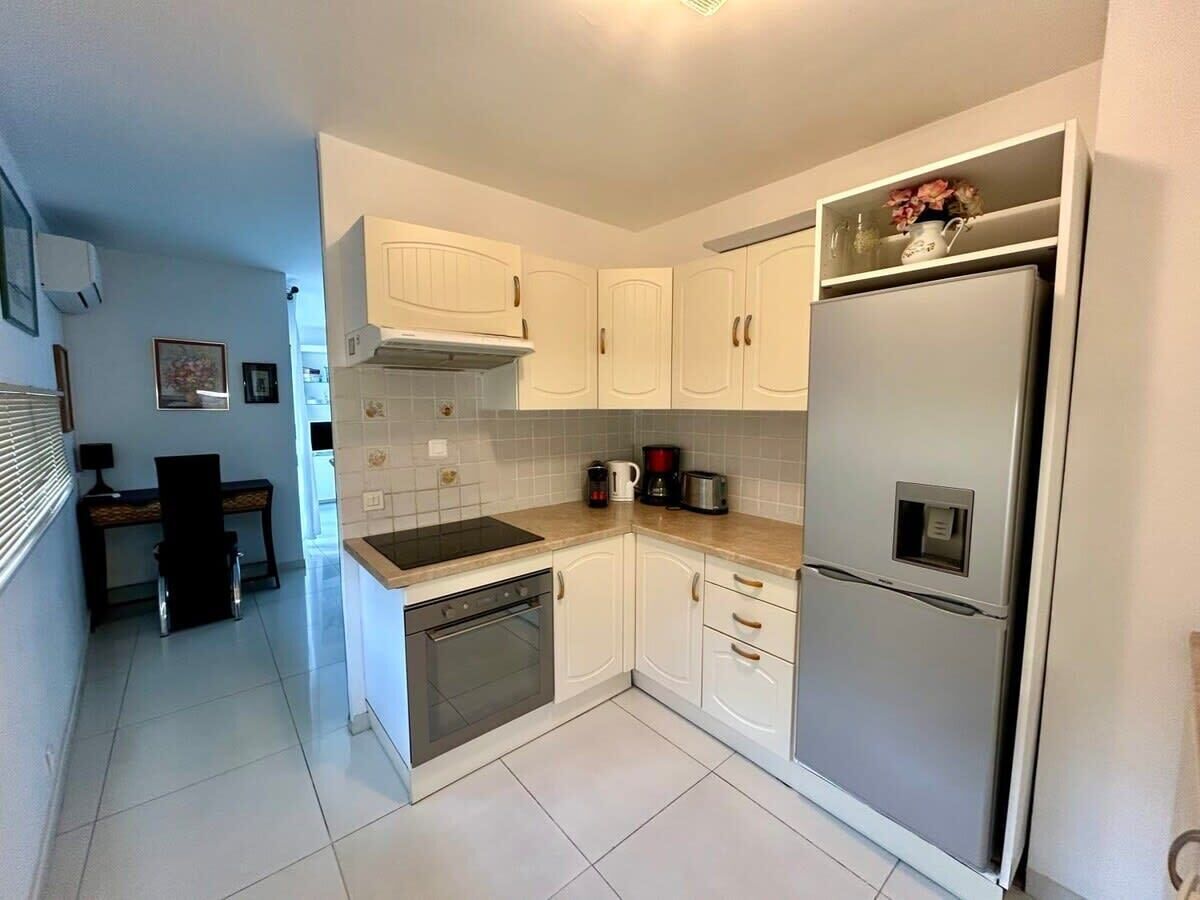 Coffee/tea maker, fridge, microwave, oven