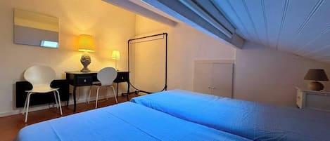 2 bedrooms, desk, iron/ironing board, WiFi