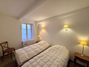 A room with two beds, a window, and two bedside lamps. - B003 Superbe 2 chambres centre Cannes (Cannes)