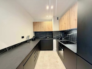 Wasserkocher mit Kaffee-/Teezubehör, Kühlschrank, Mikrowelle, Ofen
