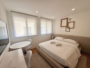 A hotel room with a bed, a desk, and a chair. - B044 Studio moderne Croisette 100m (Cannes)