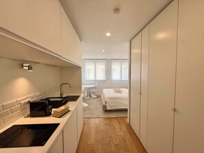 A compact hotel room with a kitchenette, a bed, and a wardrobe. - B044 Studio moderne Croisette 100m (Cannes)