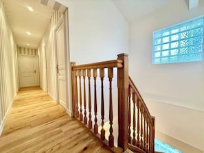 A wooden staircase with a balustrade leading to a landing. - B077 Superbe villa avec piscine centre de Cannes (Cannes)