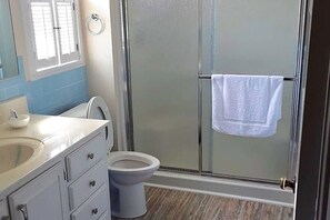 Shower, towels, soap, toilet paper - Currituck Waterfowl Homestead – Pond, Club Room, 10 minutes to Outer Banks (Powells Point)