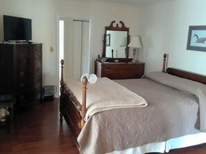 Internet, bed sheets - Currituck Waterfowl Homestead – Pond, Club Room, 10 minutes to Outer Banks (Powells Point)