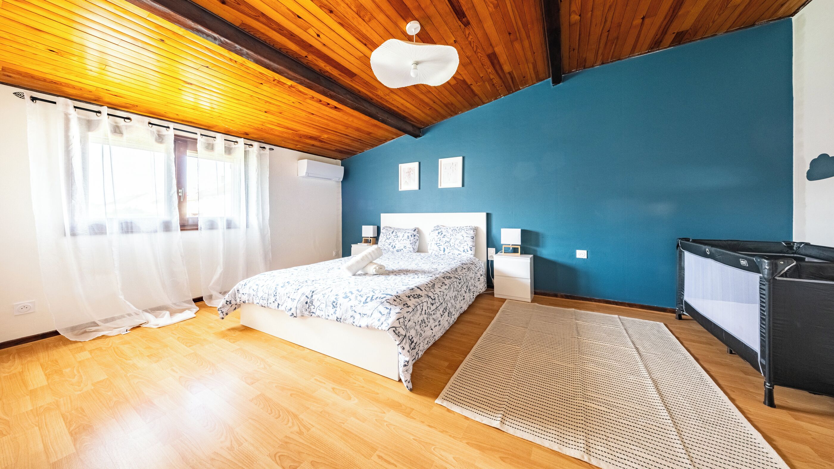 4 bedrooms, iron/ironing board, internet, bed sheets