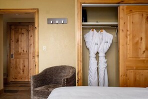 1 bedroom, iron/ironing board, WiFi, bed sheets - 1 Min Walk to Ski Lift, Expansive Mountain View Patio, King Suite (Park City)