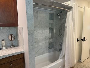 Hair dryer, towels, soap, toilet paper - Bluebird Canyon Hideaway
A Luxury Extended-Stay Retreat in Laguna Beach (Laguna Beach)