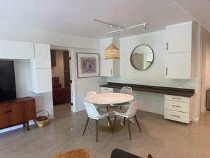 Dining - Bluebird Canyon Hideaway
A Luxury Extended-Stay Retreat in Laguna Beach (Laguna Beach)