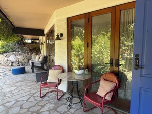 Outdoor dining - Bluebird Canyon Hideaway
A Luxury Extended-Stay Retreat in Laguna Beach (Laguna Beach)