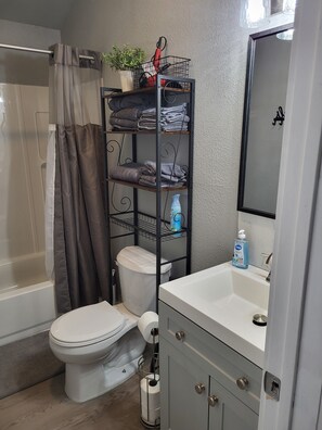 Hair dryer, towels, soap, toilet paper - Charming Cabin Near Nichols Point Boat Ramp on Lake Eufaula (Eufaula)