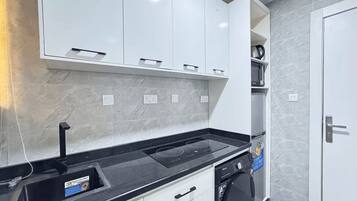 Refrigerador, microondas, horno y parrilla de estufa