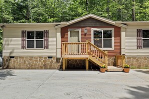 Exterior - Cozy Smoky Mountain Retreat 3BR/2BA home in Pigeon Forge TN (Pigeon Forge)
