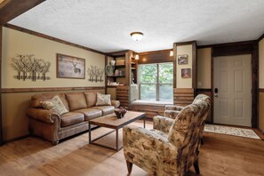 Smart TV - Cozy Smoky Mountain Retreat 3BR/2BA home in Pigeon Forge TN (Pigeon Forge)