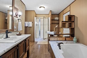 Shower, hair dryer, towels, soap - Cozy Smoky Mountain Retreat 3BR/2BA home in Pigeon Forge TN (Pigeon Forge)