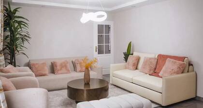 Charming luxury villa near Disneyland Paris. 6 bedrooms. Air-conditioned. Sleeps 16