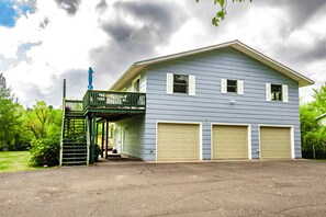 Ein zweistöckiges Haus mit einer Veranda und einer Garage.