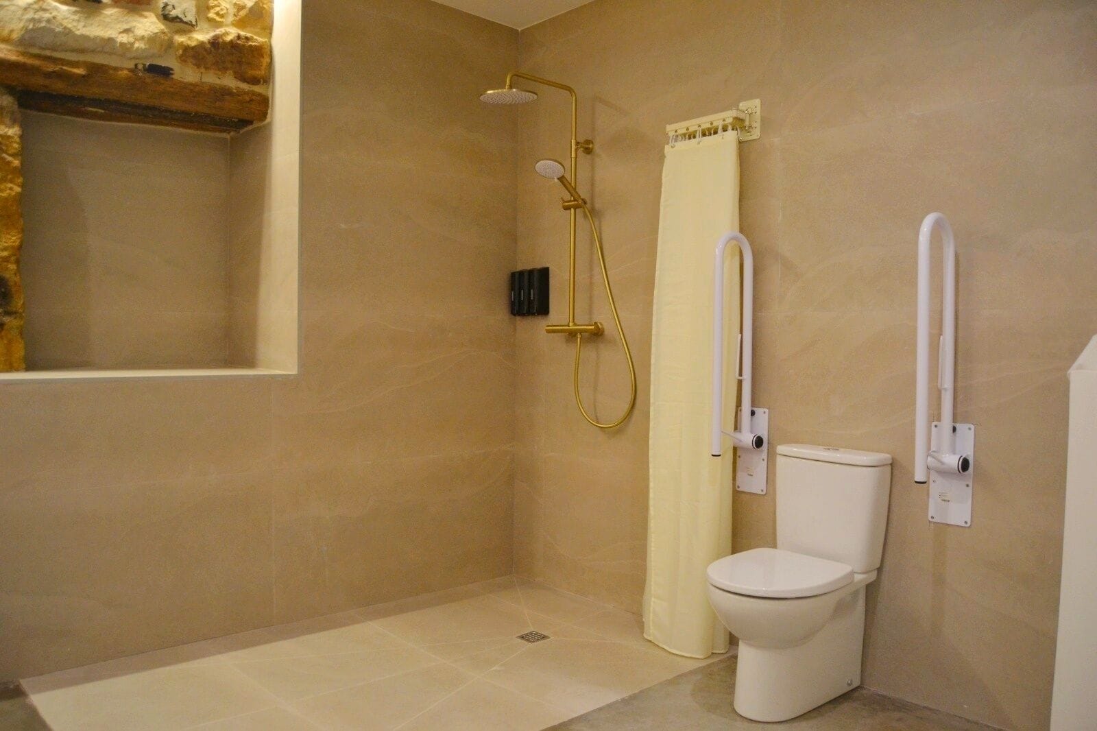 Een douche, een haardroger, handdoeken, zeep