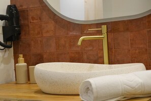 Ducha, secador de pelo, toallas, jabón