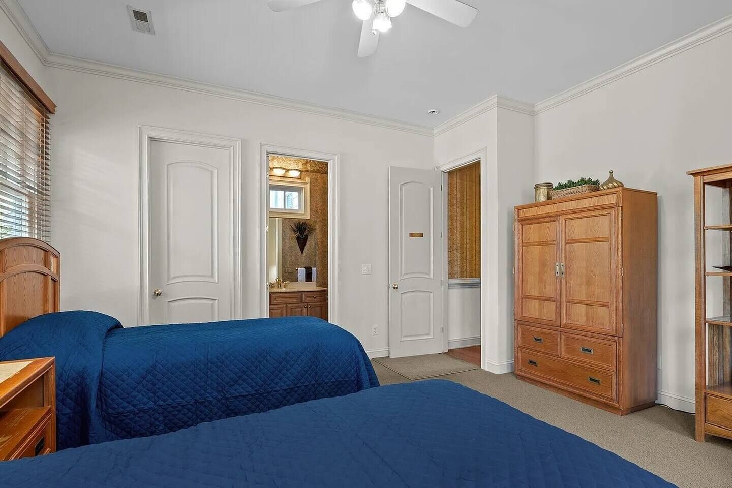 9 bedrooms, WiFi, bed sheets