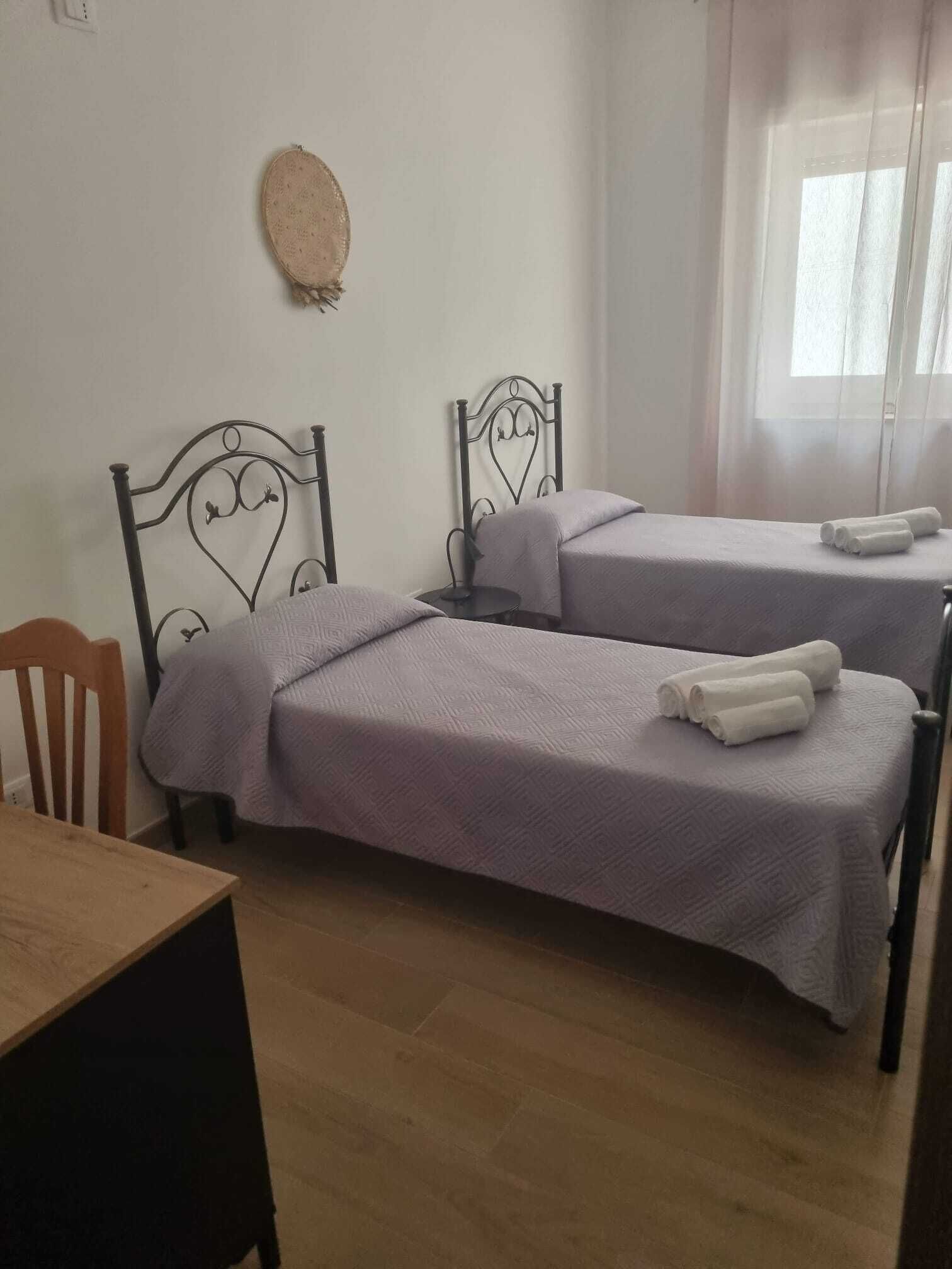 2 chambres, fer et planche à repasser, lit de bébé portatif