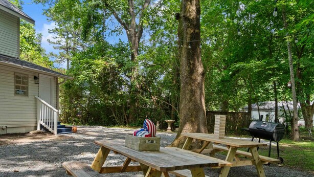 Outdoor dining - Emerald Escape, a Central 4BR/5BA Home with Game Room, Large Yard & Walk to UCA! (Conway)