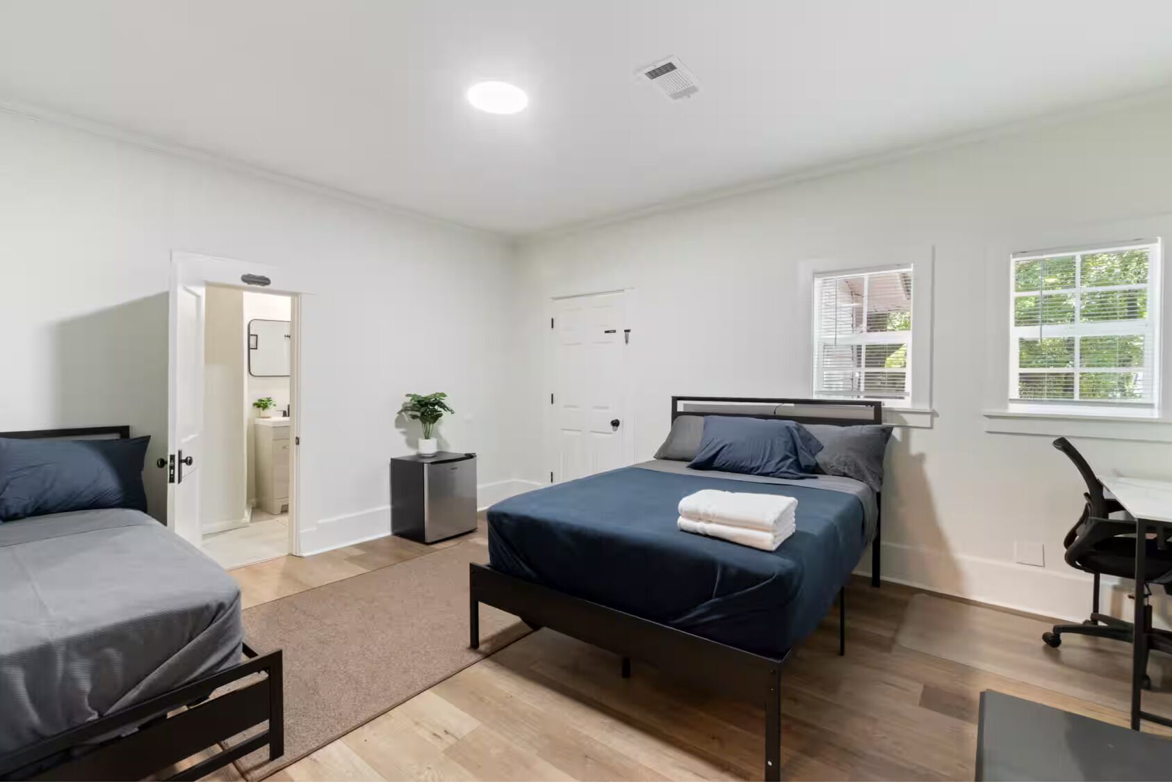 4 bedrooms, desk, iron/ironing board, free WiFi
