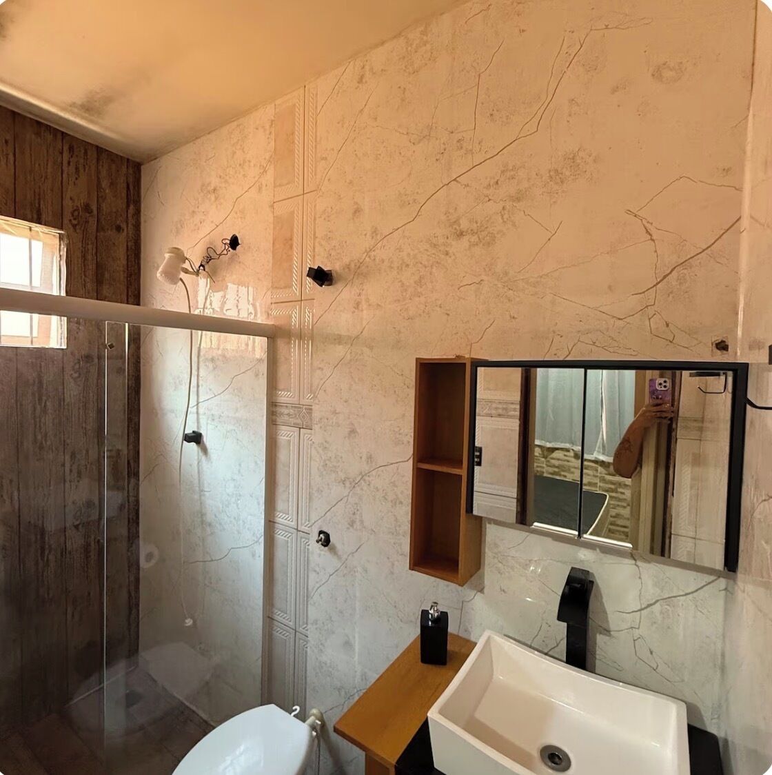Regadera y papel de baño 