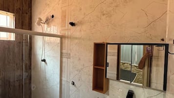 Regadera y papel de baño