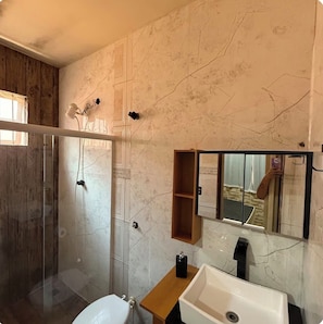 Regadera y papel de baño 