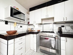 Micro-ondes, four, plaque de cuisson