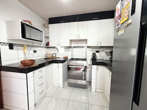 Microondas, horno, parrilla de estufa y utensilios de cocina 