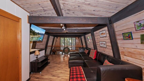 Fernseher, Kamin, Tischfußball