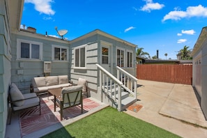 Outdoor dining - Castaway Getaway, minutes from the beach, Sea World, walking distance to the bay (San Diego)