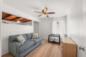 Living area - Castaway Getaway, minutes from the beach, Sea World, walking distance to the bay (San Diego)