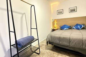 A bedroom with a bunk bed, a bedside table with a lamp, and two framed pictures on the wall. - Fátima Hotel (Medellín)