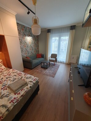 Tabla de planchar con plancha, wifi gratis y ropa de cama 