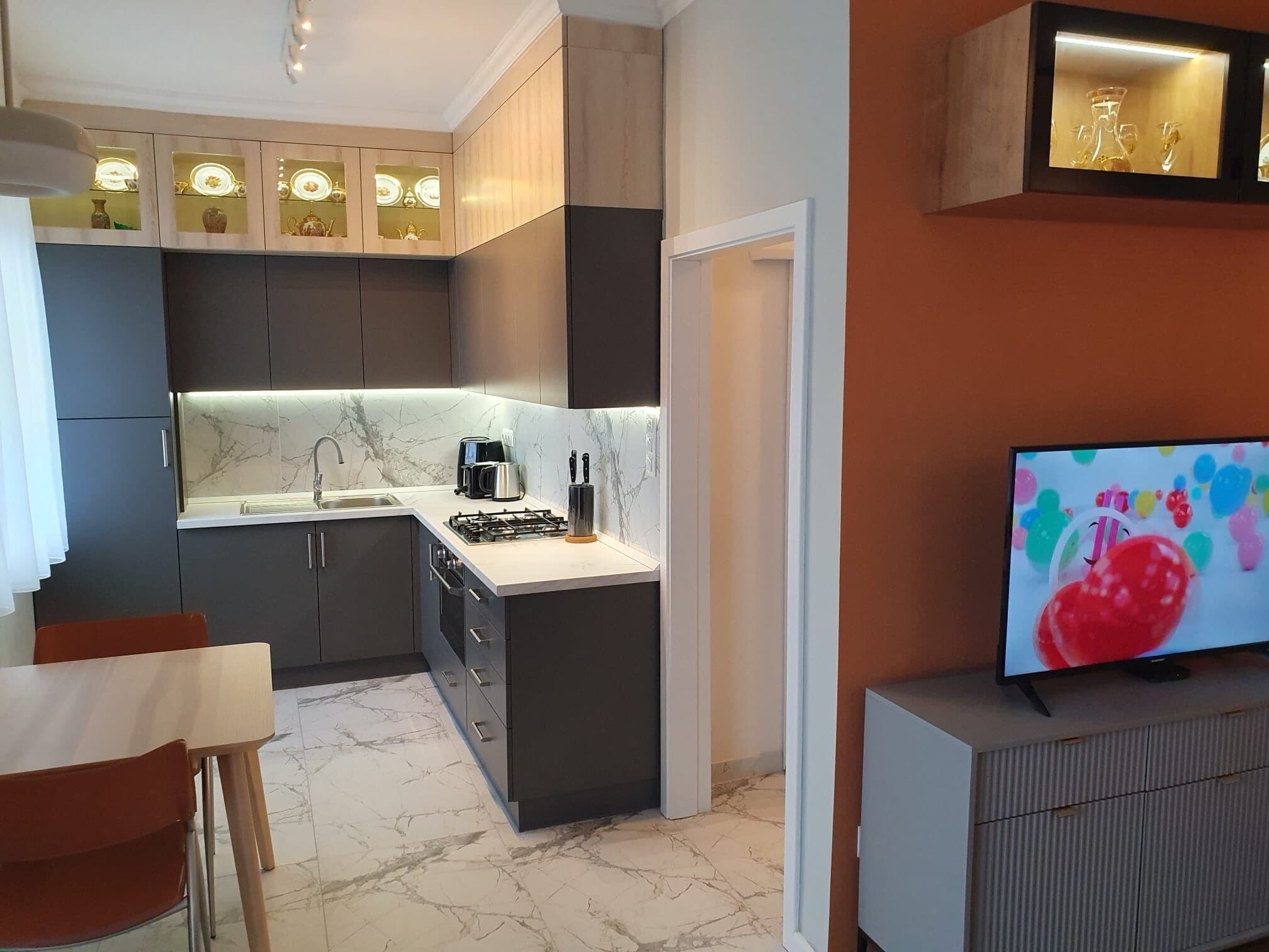 Coffee/tea maker, fridge, microwave, oven