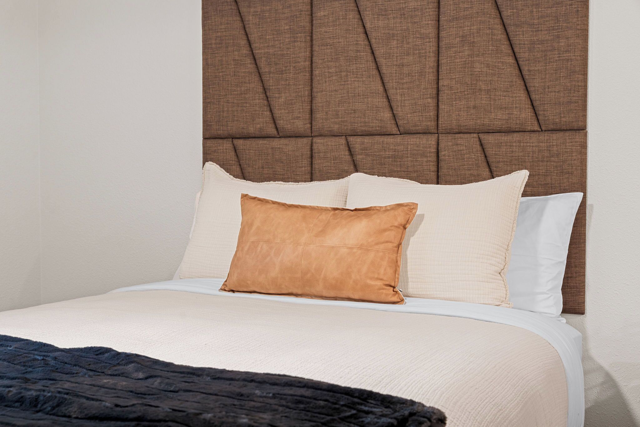 3 bedrooms, iron/ironing board, WiFi (free), bed sheets