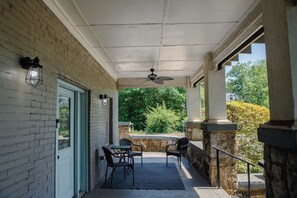 A covered outdoor area with a ceiling fan, two chairs, and a table. - Spacious 3BR Home with Soaking Tub Near Downtown and Stadium in Atlanta (Atlanta)