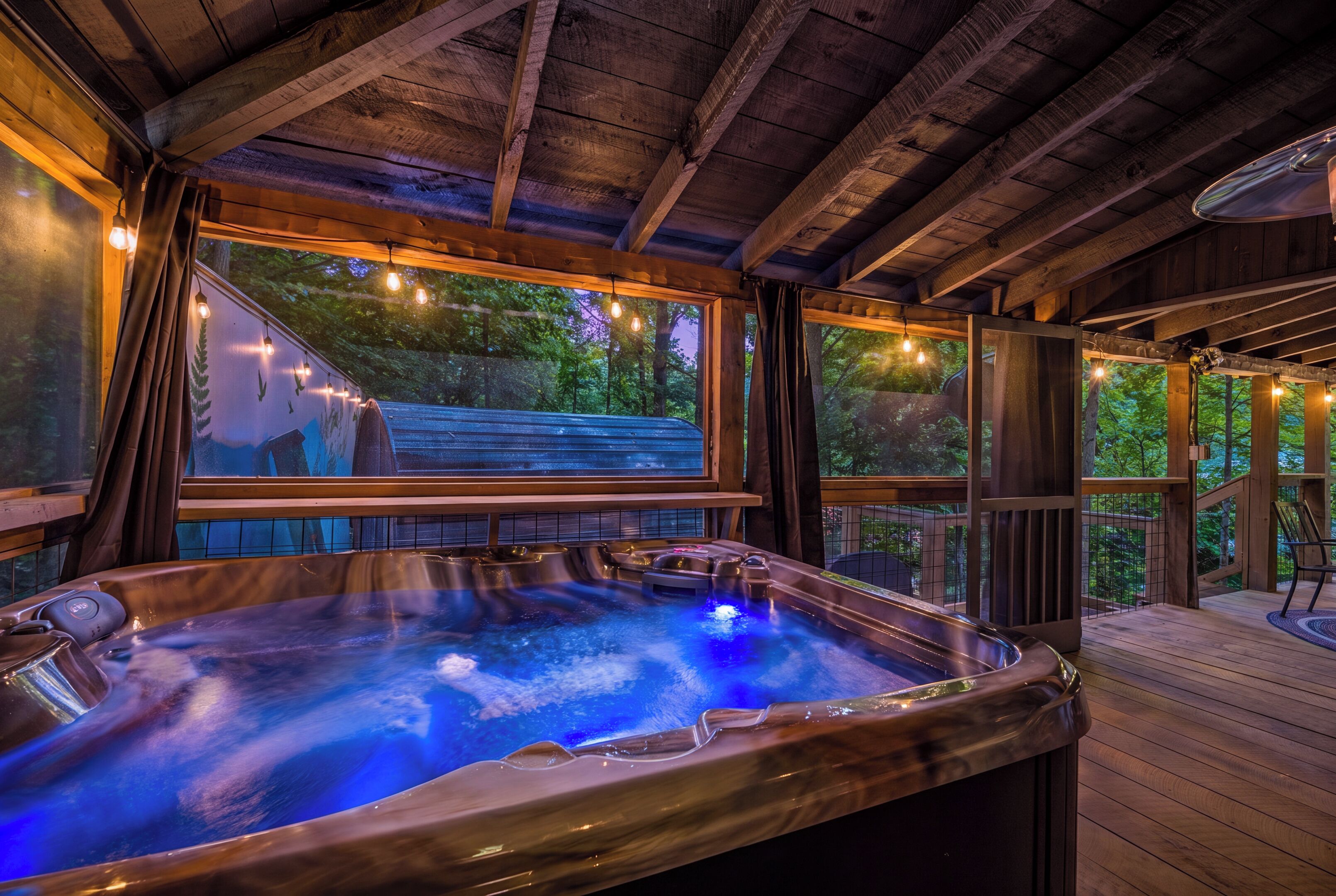 Un bain à remous doté d’une terrasse en bois et offrant une vue sur une zone boisée.