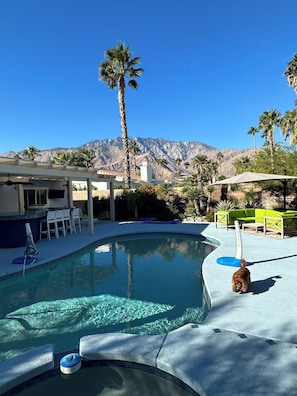 Una piscina al aire libre, una piscina climatizada