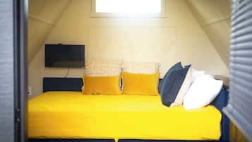 1 bedroom, bed sheets