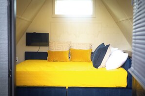 1 bedroom, bed sheets