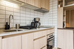 Coffee/tea maker, fridge, microwave, oven - Cozy Nunoa Apt for 3 with Balcony Views (Ñuñoa)