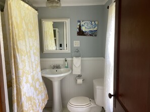 Bathroom - Circle A Farm cozy cottage
Spacious 4-bedroom home (LeRoy)