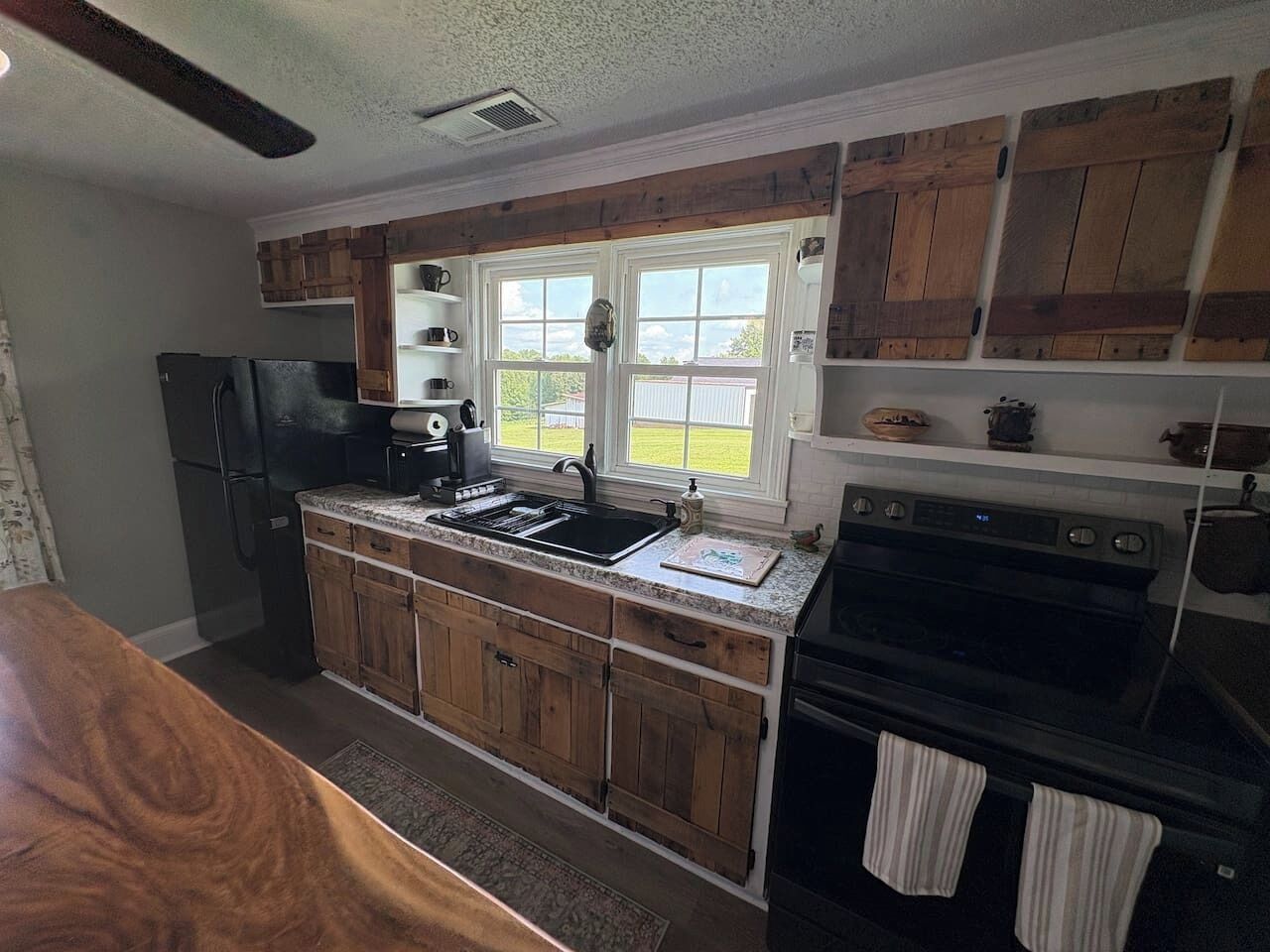 Coffee/tea maker, fridge, microwave, oven