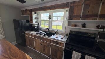 Coffee/tea maker, fridge, microwave, oven