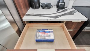 Eine Schublade mit einem Erste-Hilfe-Set darin.