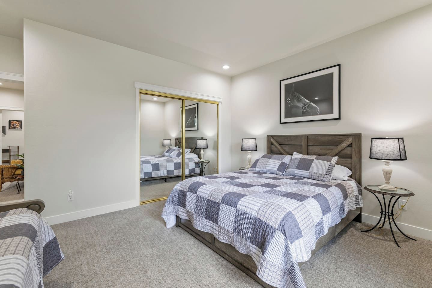 3 habitaciones, tabla de planchar con plancha y cuna de viaje 
